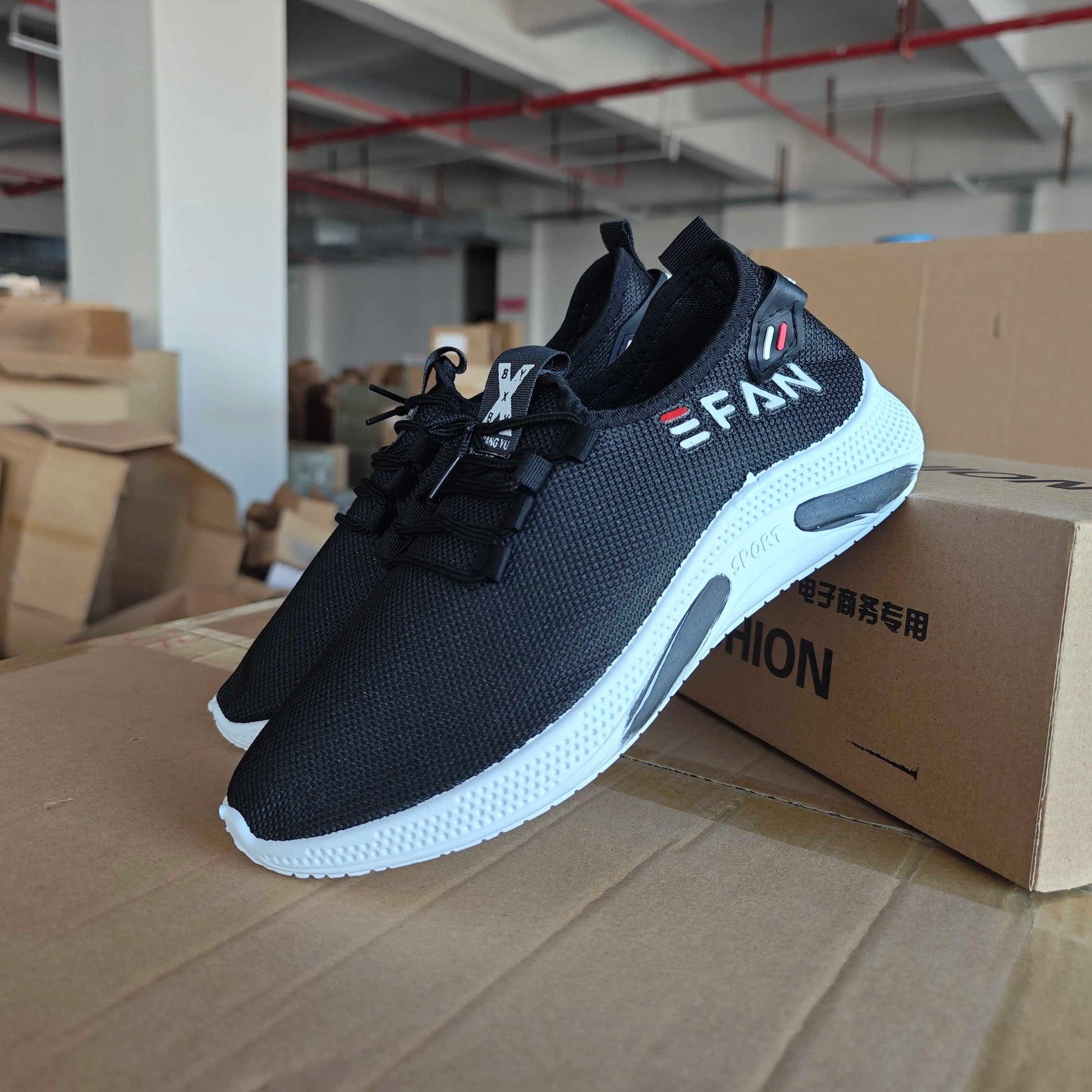 Men’s white casual sneakers with breathable mesh and non-slip sole for outdoor walking

