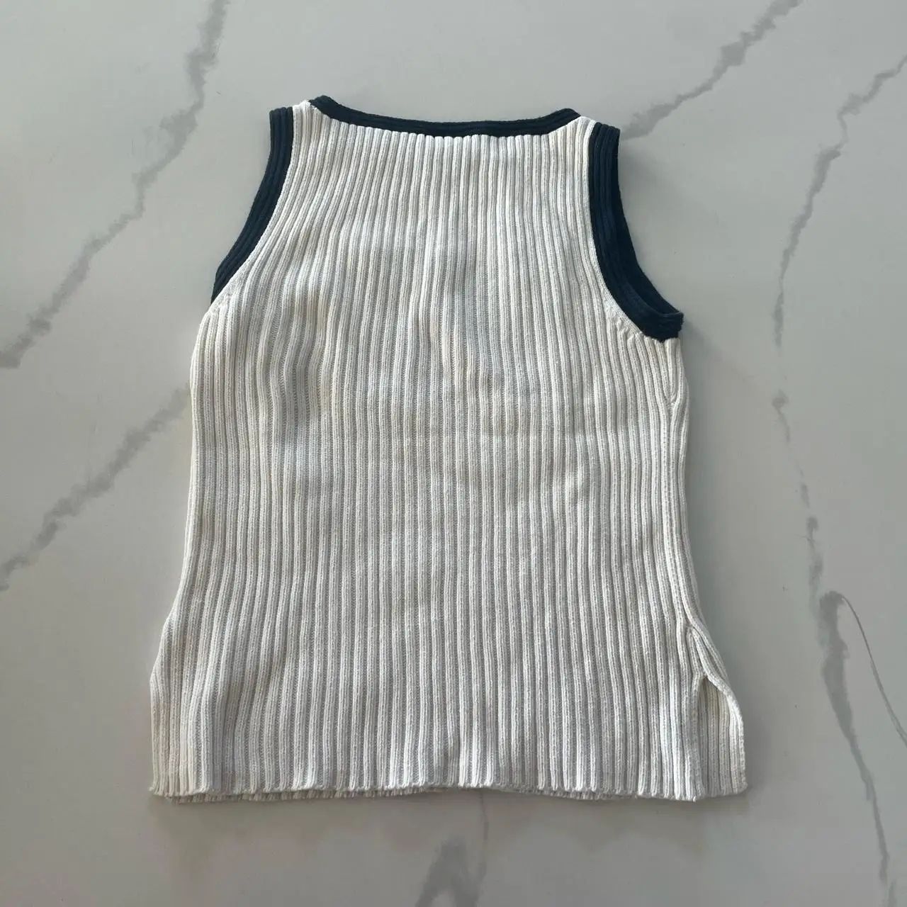 Trendy Sleeveless Sweater – Comfort and Style for Every Season
