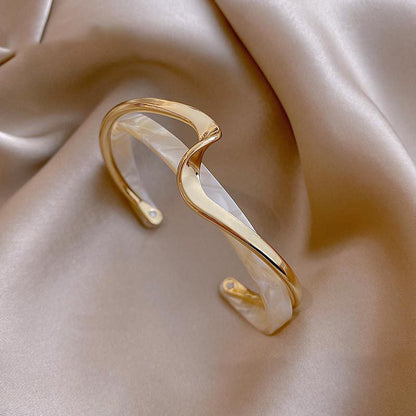 Close-up of Metal White Shellfish Plate Bracelet for Women, adjustable two-layer design with light luxury style