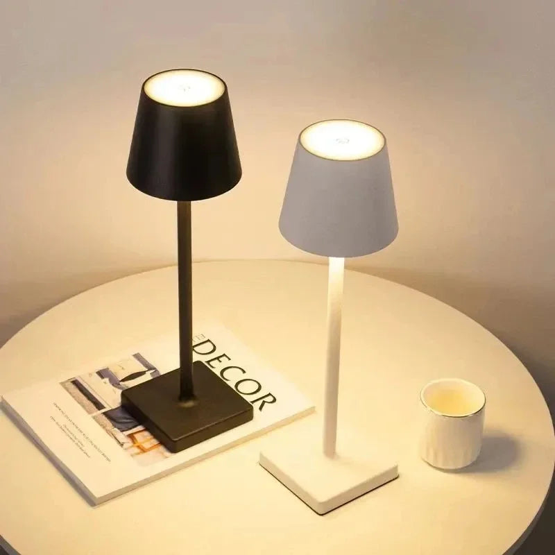 LED Stolní Lampa with touch control glowing on a restaurant table