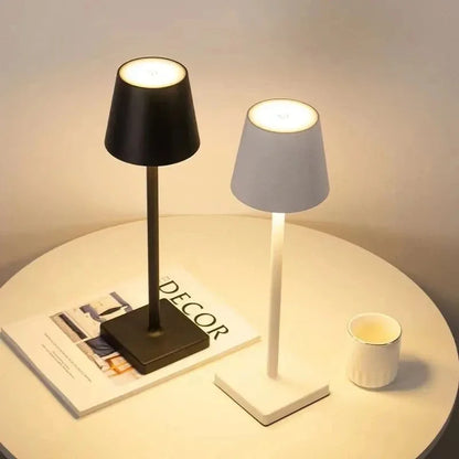 LED Stolní Lampa with touch control glowing on a restaurant table