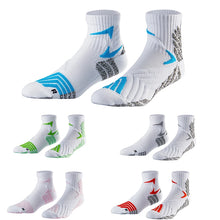 Short basketball socks for men and women with compression and non-slip grip