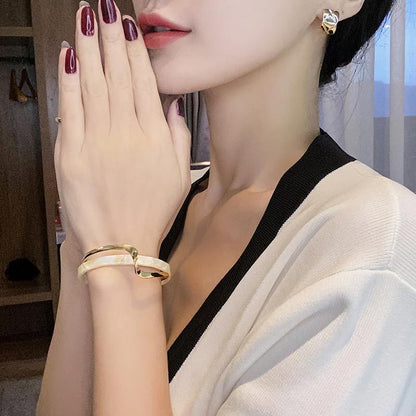 Close-up of Metal White Shellfish Plate Bracelet for Women, adjustable two-layer design with light luxury style