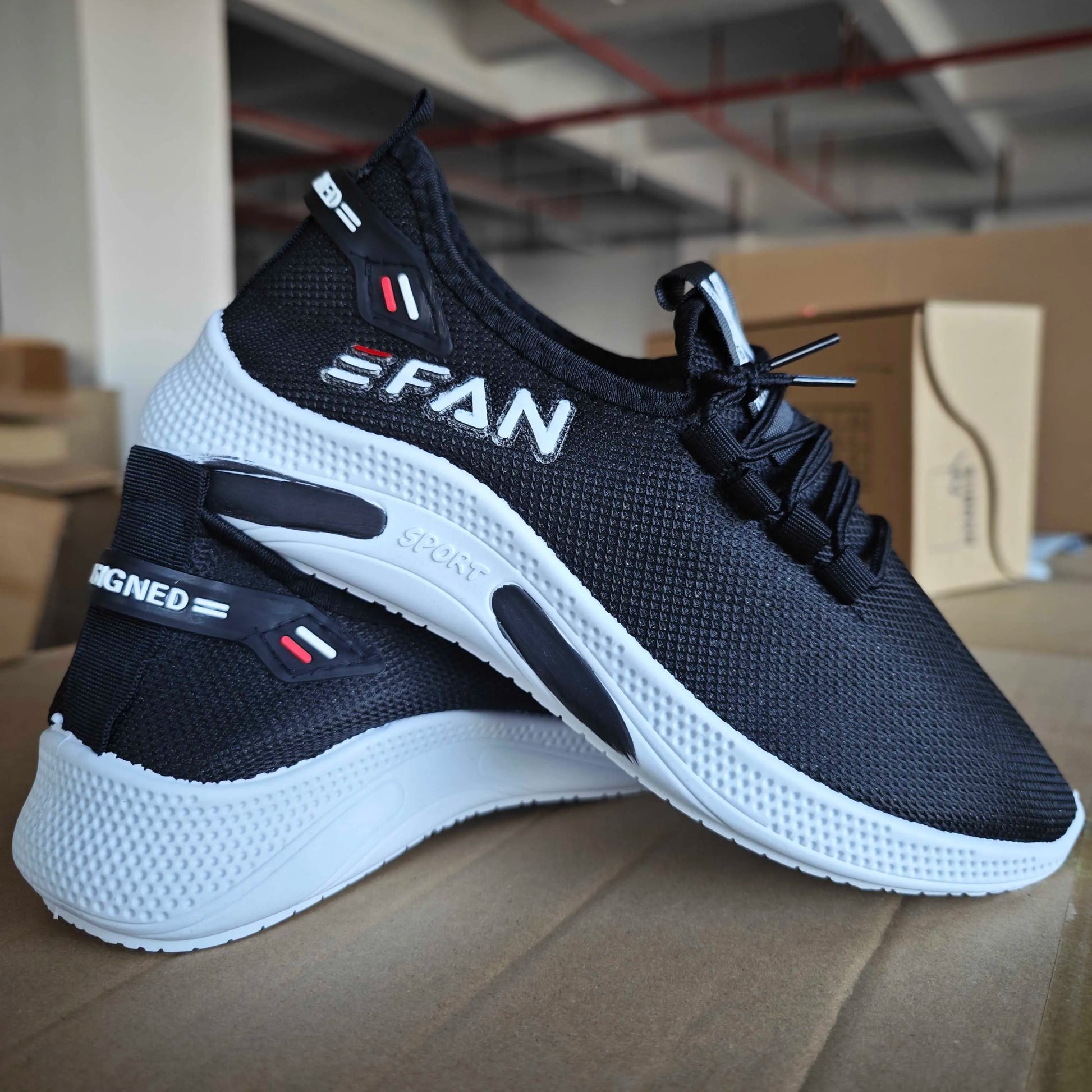 Men’s white casual sneakers with breathable mesh and non-slip sole for outdoor walking

