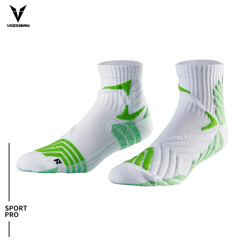 Short basketball socks for men and women with compression and non-slip grip
