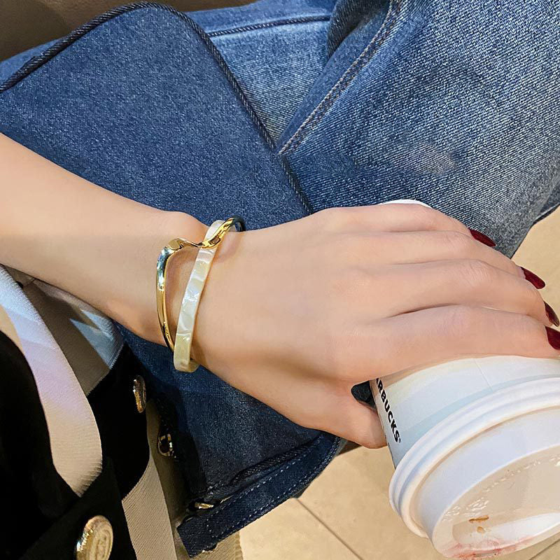 Close-up of Metal White Shellfish Plate Bracelet for Women, adjustable two-layer design with light luxury style