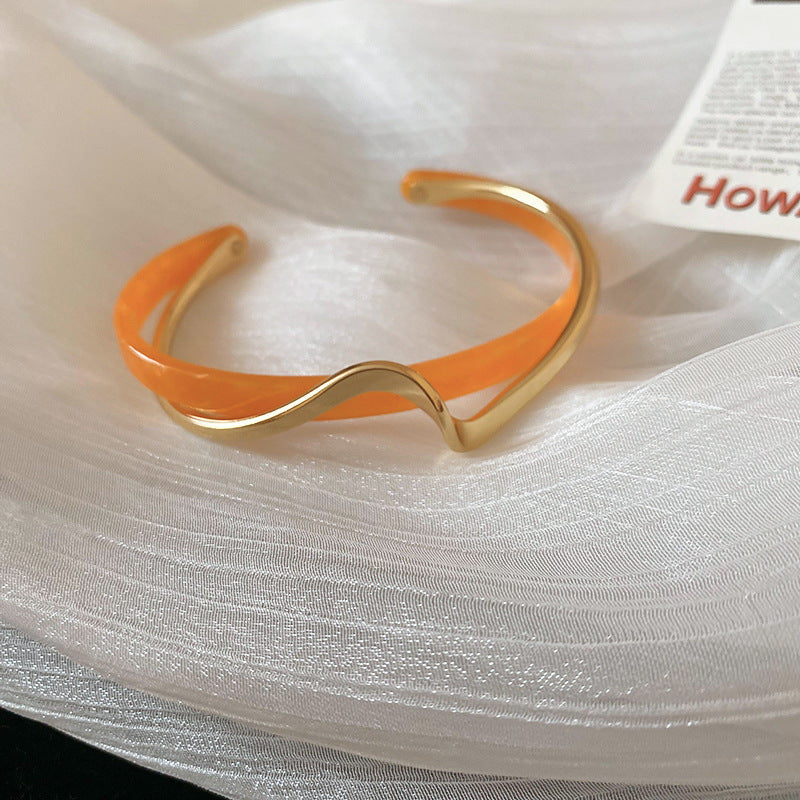 Close-up of Metal White Shellfish Plate Bracelet for Women, adjustable two-layer design with light luxury style